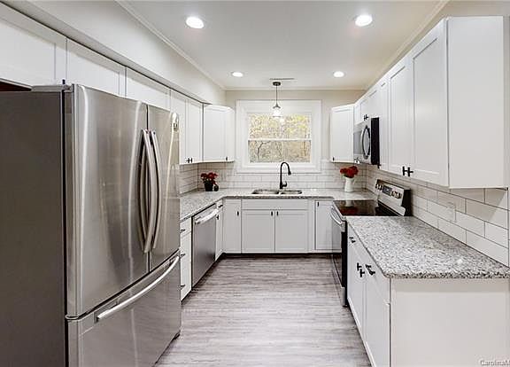 3rd image of 230 Oakland Cir