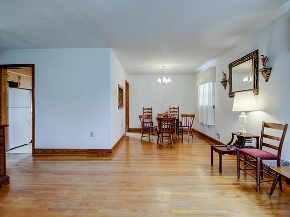 3rd image of 184 Oaklawn Ave NE