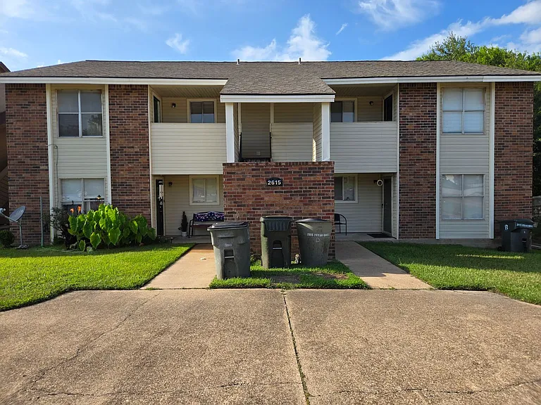 2615 Pecan Knoll St #B — Photo 2