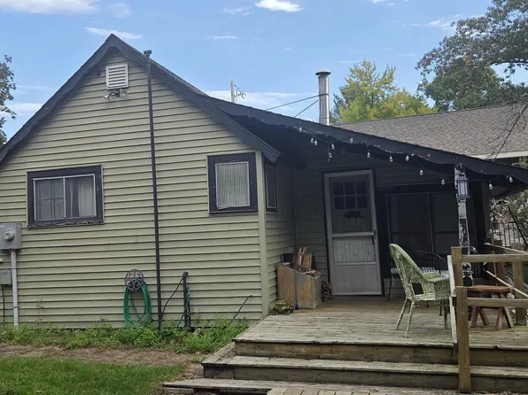 407 Sandy Point Rd, Harpers Ferry, IA 52146