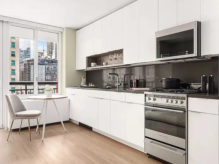 70 W 37th St #1405 — Photo 3