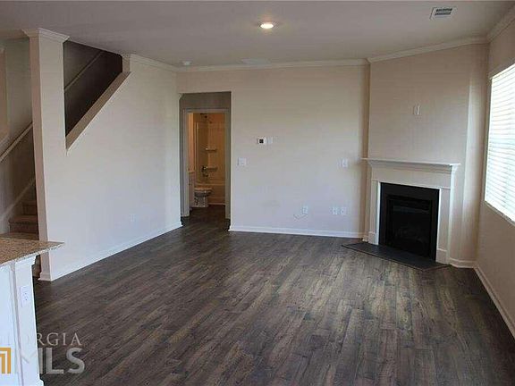 3rd image of 120 Fernbrook Trl