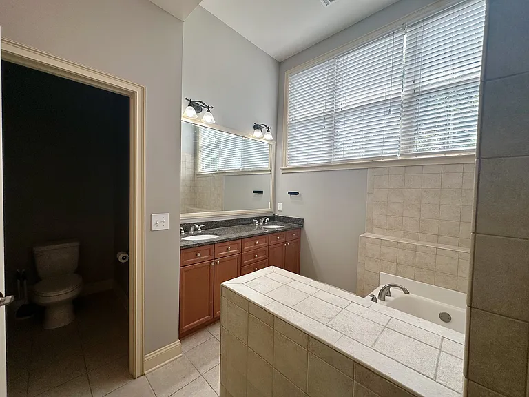 712 Perimeter Walk — Photo 19