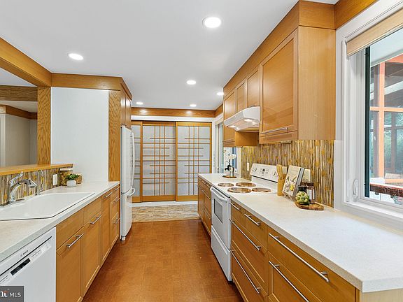 4th image of 6410 Waterway Dr