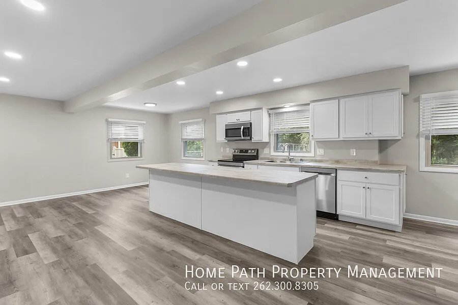 4 bed, 1.5 bath, 2306 sqft, $2,900 — Photo 3
