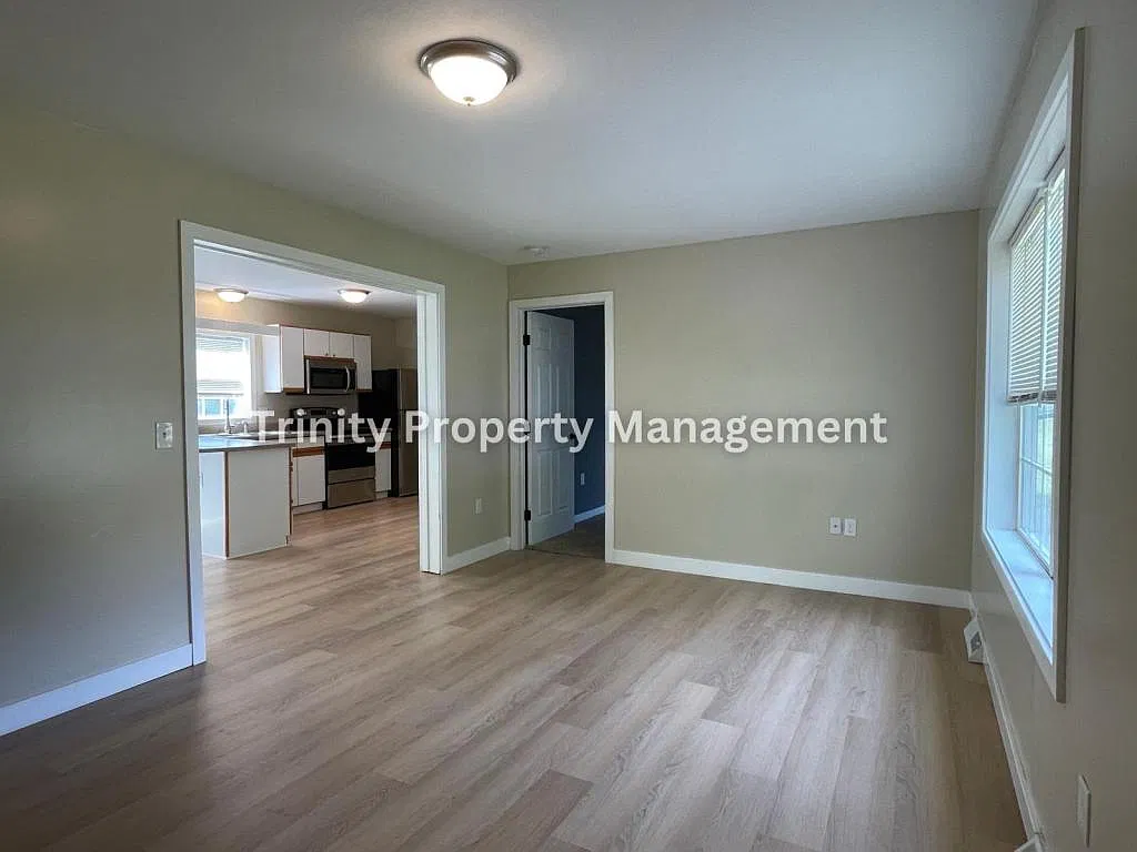 170 Stratford Dr — Photo 3