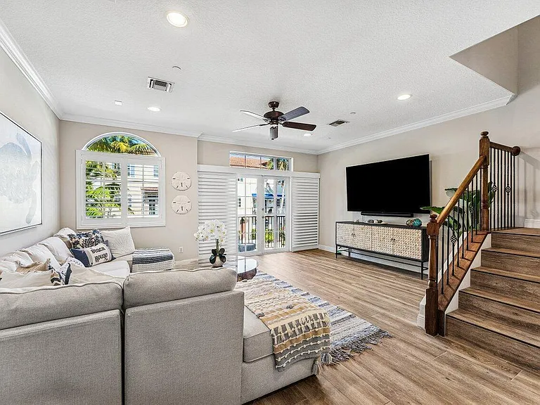 813 Estancia Way — Photo 11
