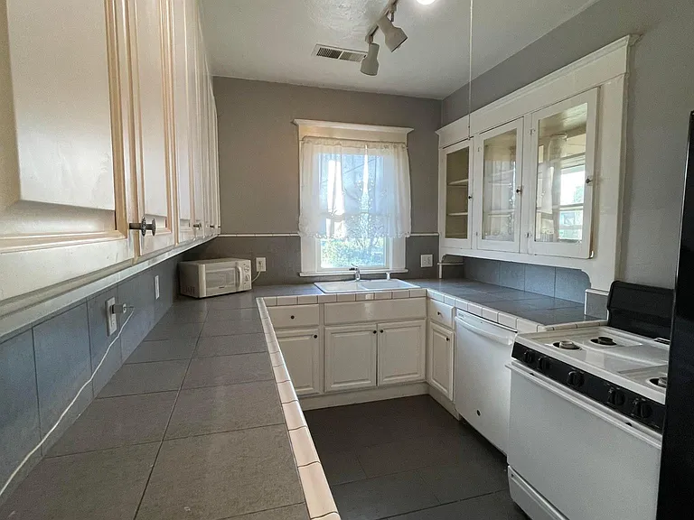 345 W 1st Ave — Photo 6