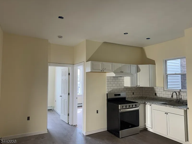 2 bed, 1.0 bath, $2,100 — Photo 3