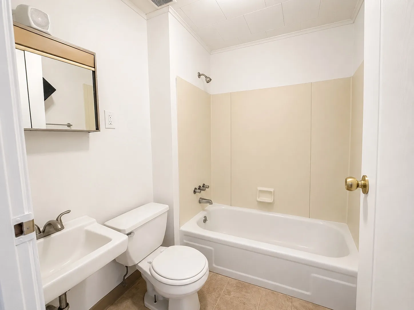 Studio, 700 sqft, $895 — Photo 4