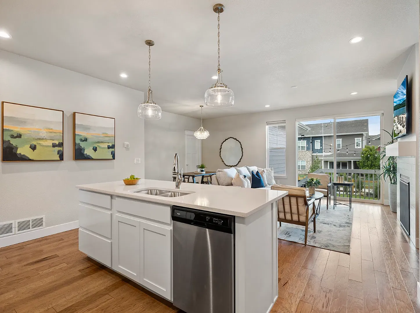 Bright 3 Bedroom, 3 bathroom Home in Bucking Horse Community! — Photo 3