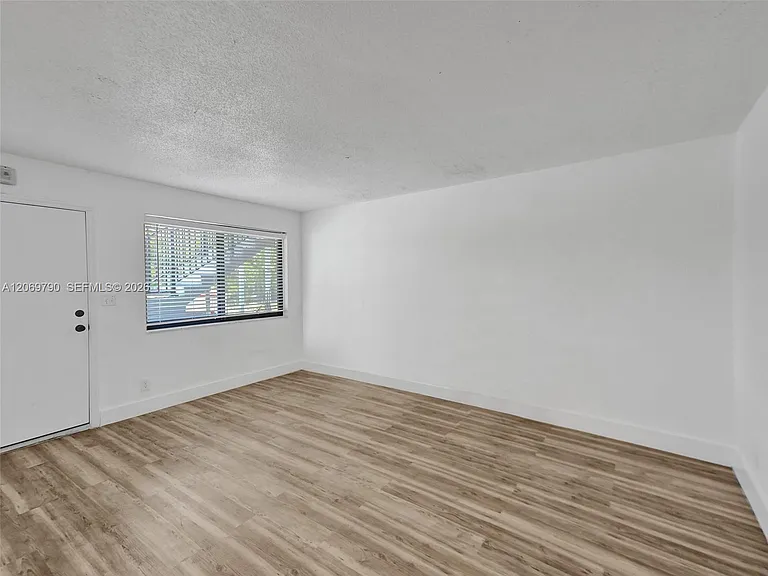 114 SE 8th St #203 — Photo 12