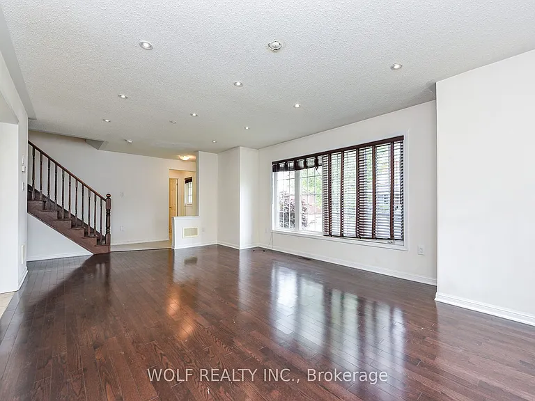 449 Tyrone Cres — Photo 9
