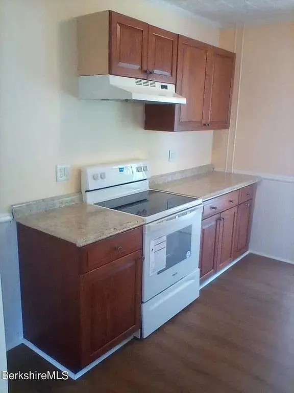 460 Pomeroy Ave — Photo 2