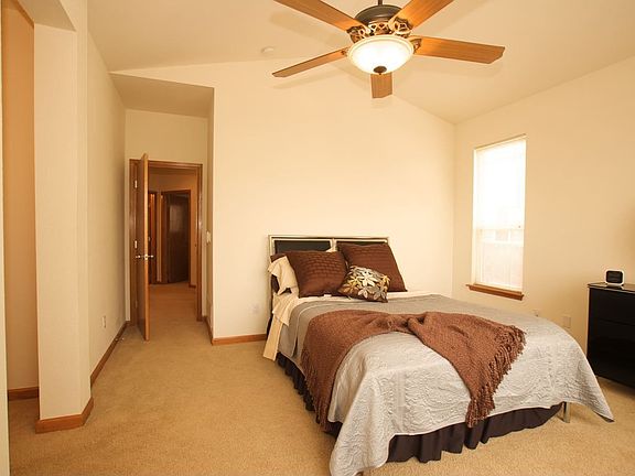 Large master bdrm w/vaulted ceiling, 4 pc bath & walk-in closet