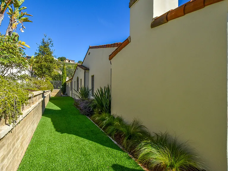 Side yard between neighbors