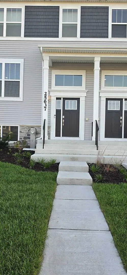 3 bed, 2.5 bath, 1764 sqft, $2,800 — Photo 1