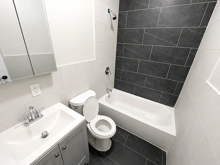 196 Shepard Ave #1R — Photo 3