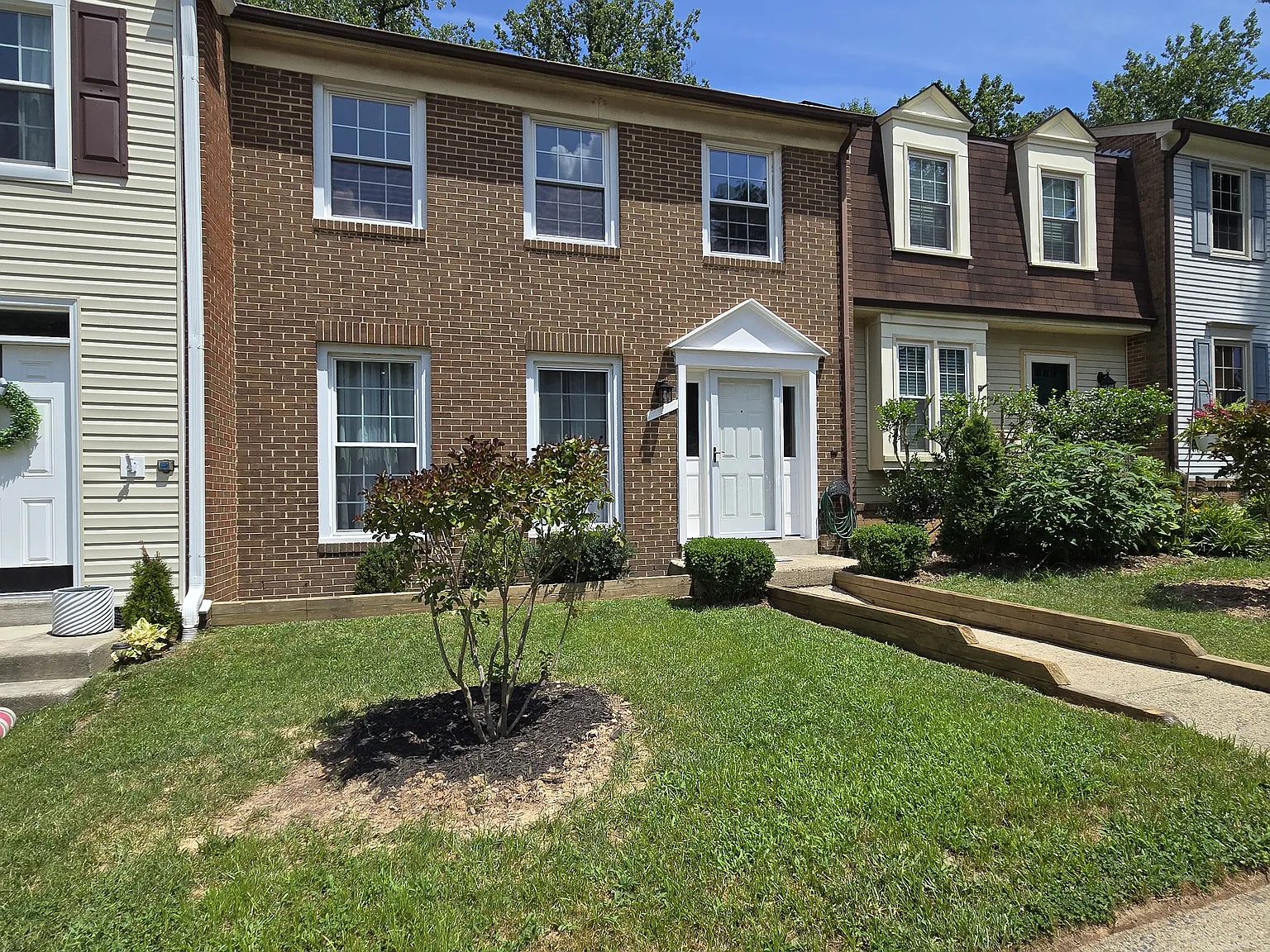 3 bed, 3.5 bath, 1860 sqft, $3,275 — Photo 2
