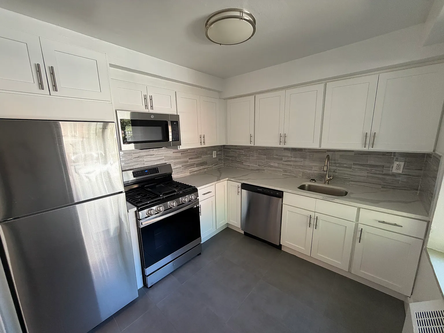 186th Ln, Fresh Meadows — Photo 3