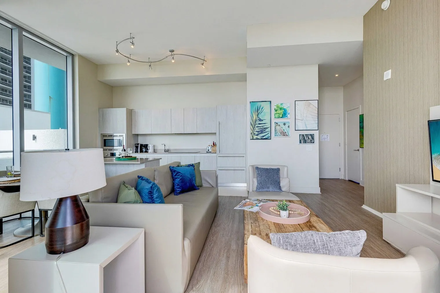 1 bed, 1.0 bath, 699 sqft, $4,158 — Photo 2