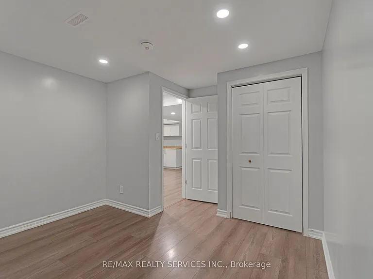 28 Manzanita Cres #BASEMENT — Photo 17