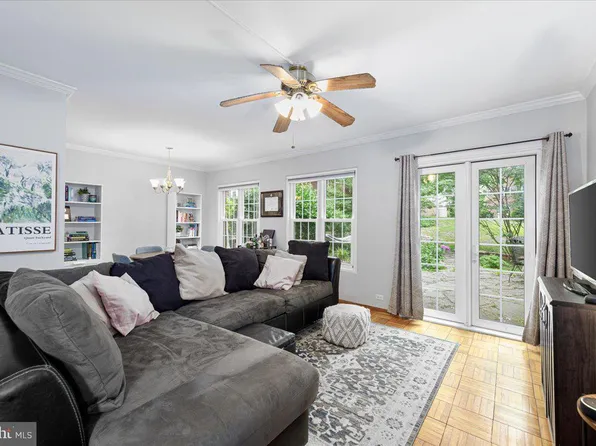 3376 Martha Custis Dr, Alexandria, VA 22302