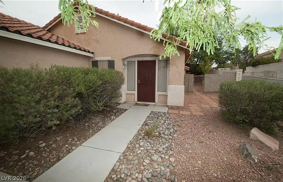 3 bed, 2.0 bath, 1584 sqft, $1,995 — Photo 2
