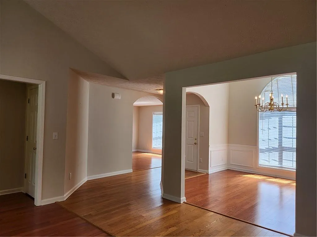 3 bed, 2.0 bath, 2609 sqft, $2,650 — Photo 3