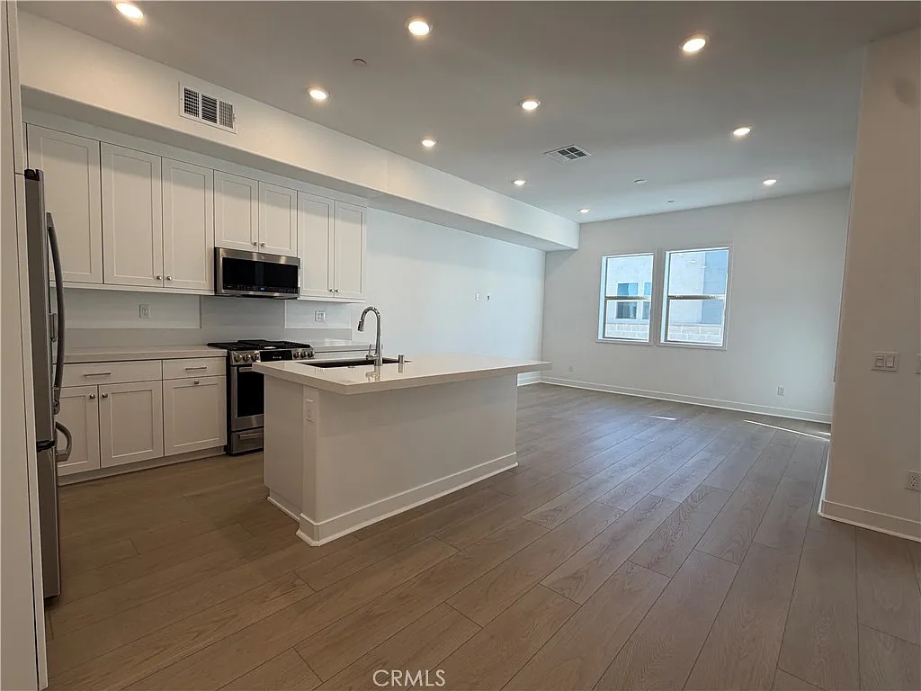 3 bed, 1920 sqft, $5,500 — Photo 4