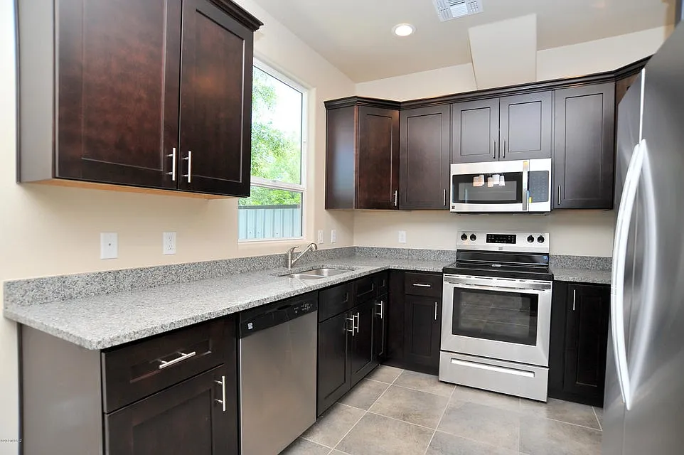 1218 E Blacklidge Dr — Photo 4