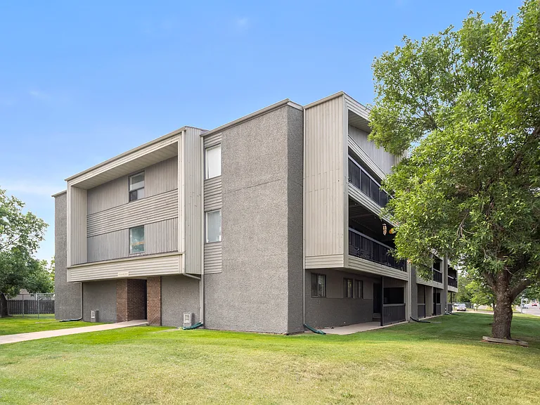 235 Lenore Dr — Photo 10