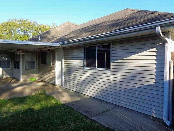 Fenced in side yard with covered patio!