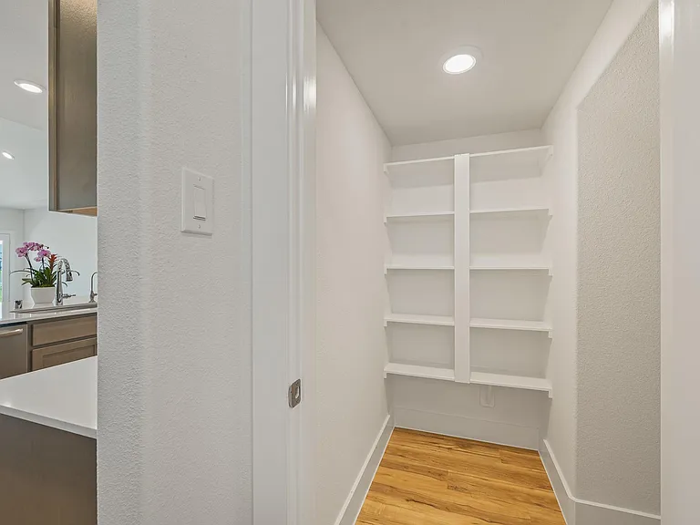 832 Sarasota Shore Dr — Photo 21