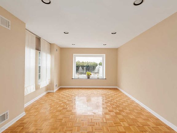 4th image of 371 Kildare Dr