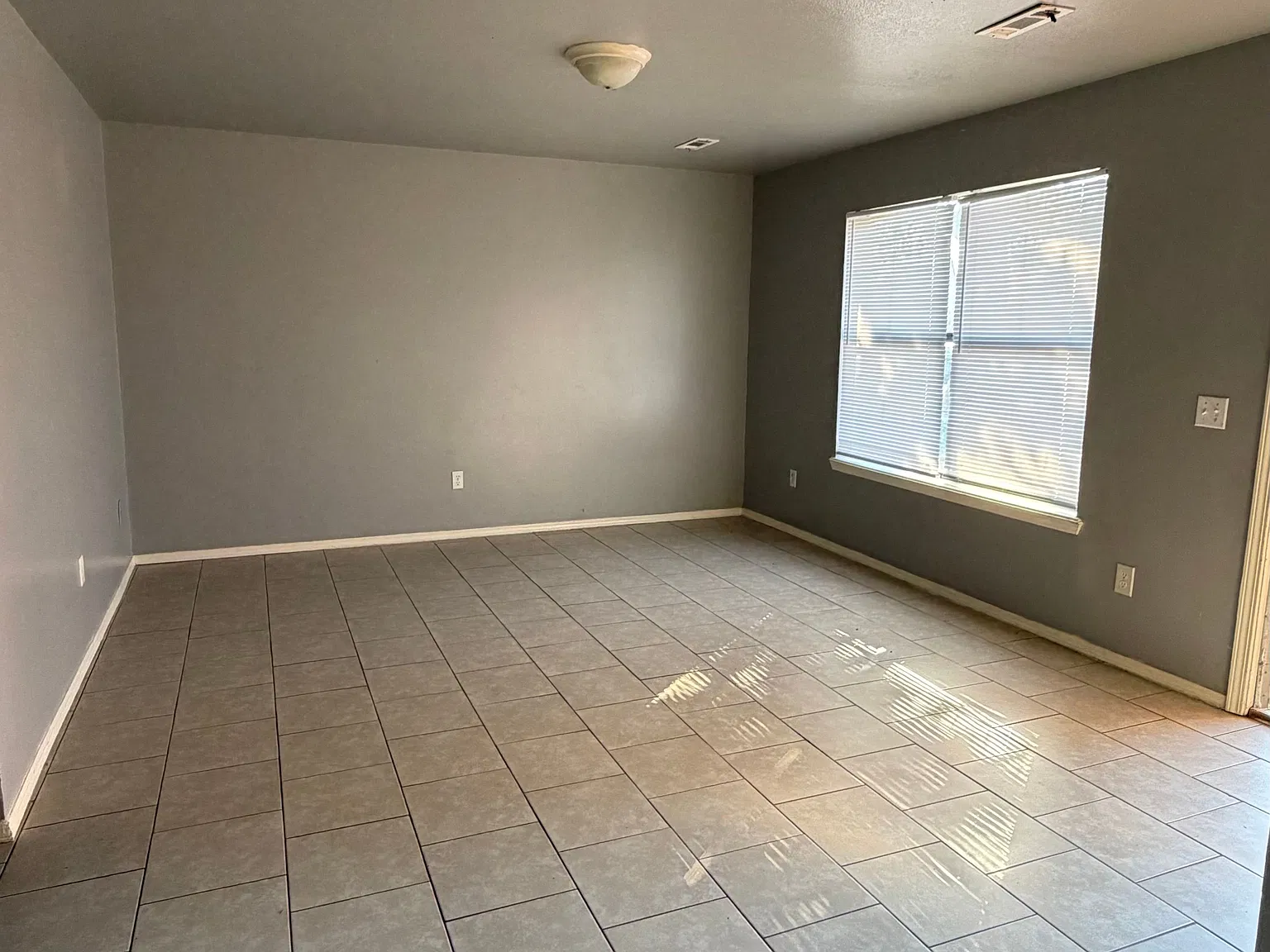 2 Bedroom Duplex with Garage — Photo 2