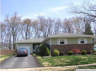 18 Surrey Ln, Parlin, NJ 08859