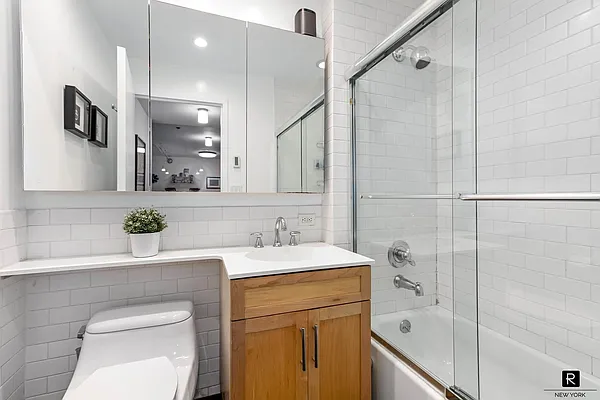 Sold by R New York | media 5