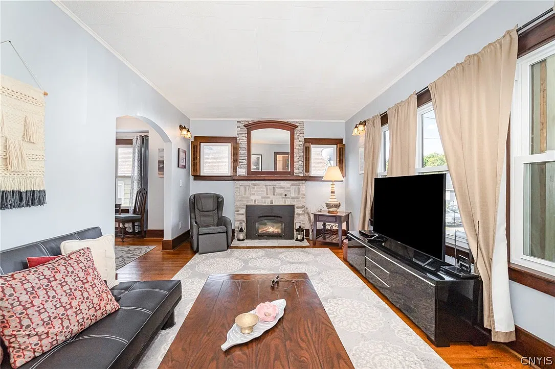 2 bed, 1.0 bath, 976 sqft, $1,900 — Photo 4