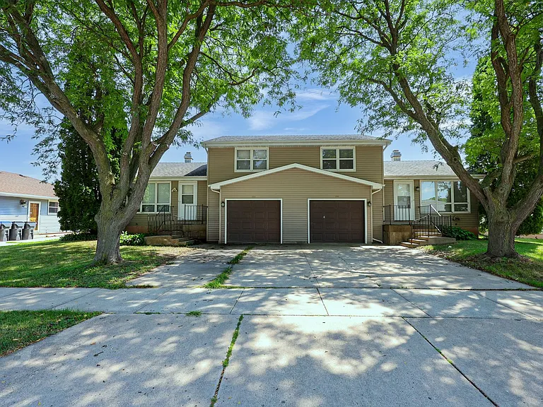1216 Meadow Ln — Photo 2