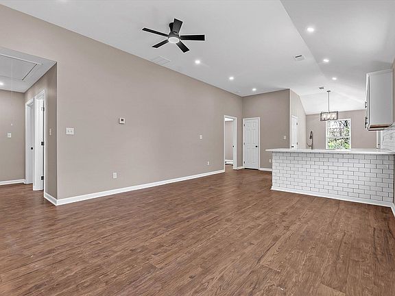 4th image of 5715 Maple Tree Dr