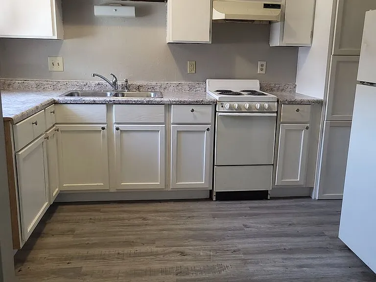 604 Plaza Dr — Photo 1