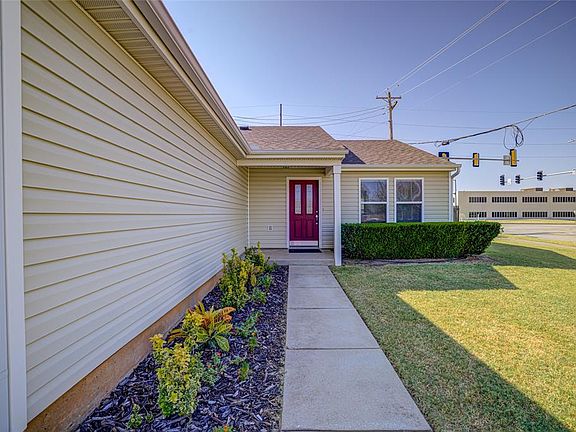 4th image of 524 English Elm Ln