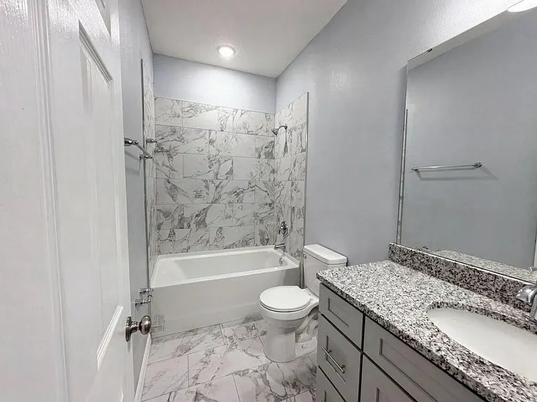 1017 W 11th St #B3 — Photo 3
