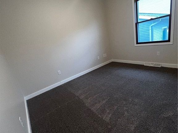 4th image of 1090 Stratford St