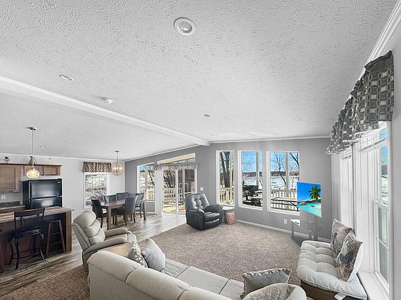 3rd image of 7 Robbins Dr