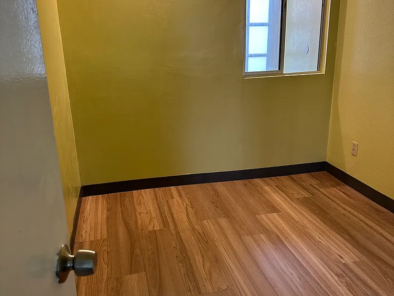 529 Flood Ave — Photo 5
