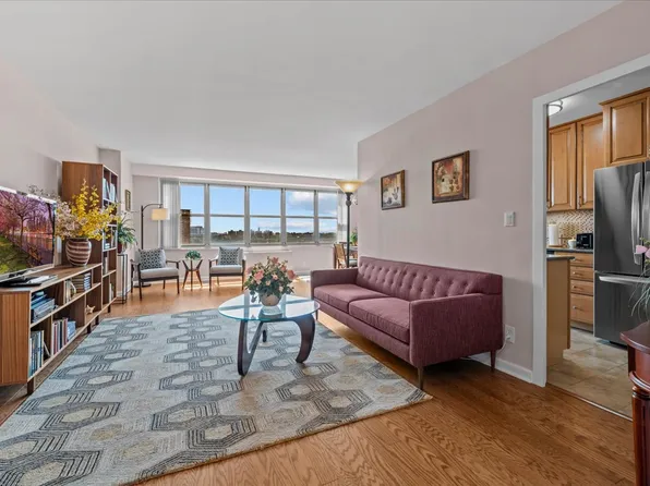 555 Kappock Street image 1 of 20