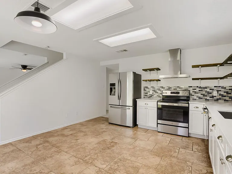 512 Woodford Dr — Photo 3