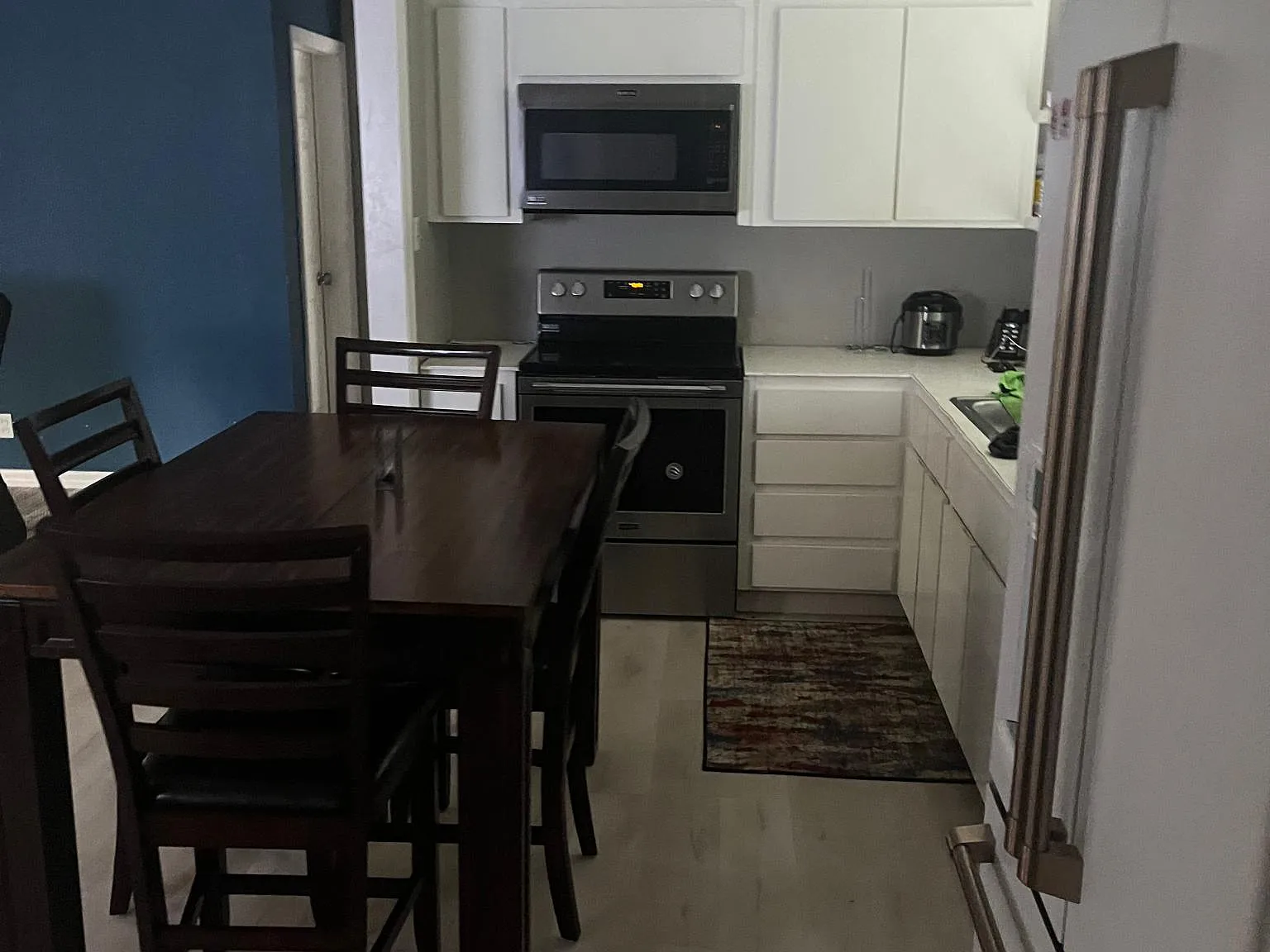 3 bed, 1000 sqft, $2,200 — Photo 4